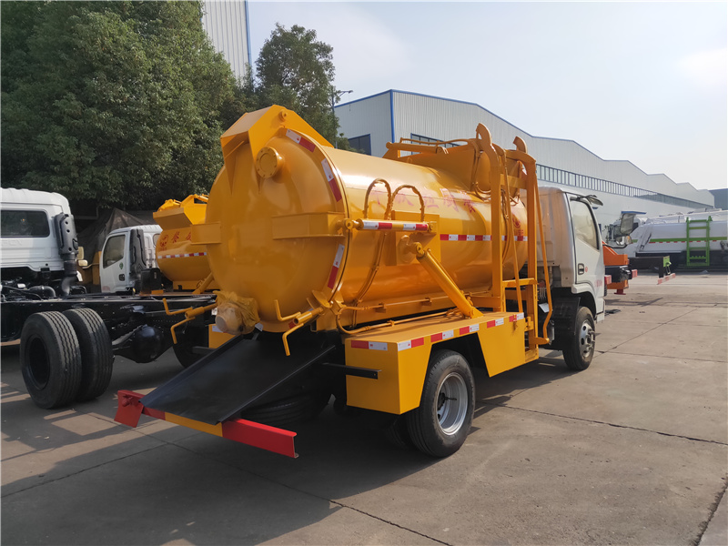 東風4方5方餐廚垃圾車(圓罐)